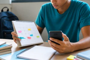 Estudante organizando datas de pagamento em um calendário