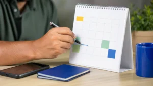 Pessoa organizando períodos de pagamento em um calendário de mesa